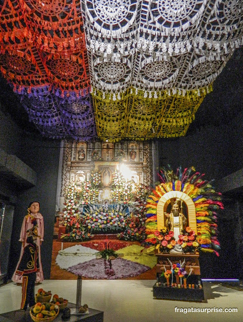 Exposição de trajes das irmandades religiosas da Guatemala, no Museu Ixchel do Traje Indígena