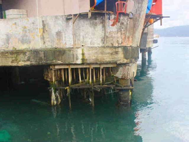 Diduga Cemari Biota Laut, Pemkot Ambon Tertibkan Toilet Gantung Pasar Arumbai