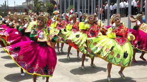 Foto de mujeres con trajes típicos de la Waca Waca en la Fiesta de la Virgen de la Candelaria