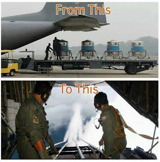 des militaires chargent des bombonnes de produits dans un avion