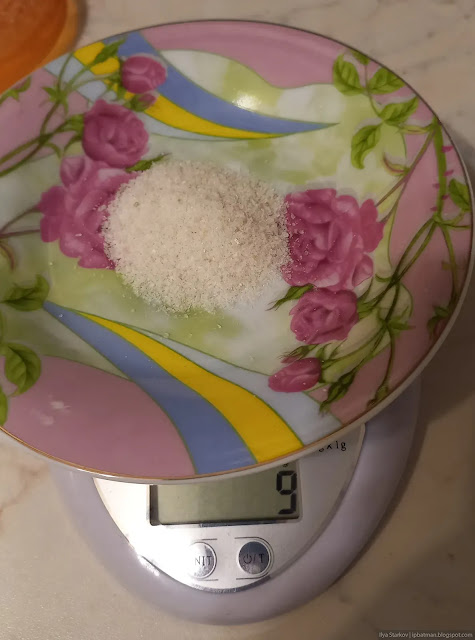 Горка соли на весах показывает 9 грамм