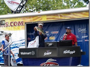 Finally something to show to the crowd, a good Kentucky Largemouth Bass