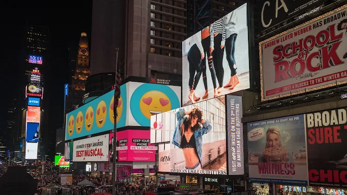 Vários painéis de publicidade em LED numa rua comercial