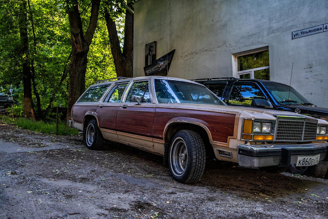 Ford Country Squire с накладками под дерево