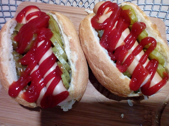 domowe hotdogi z warzywami mini hotdogi hotdogi z prazona cebulka hotdogi z parowka domowy fastfood