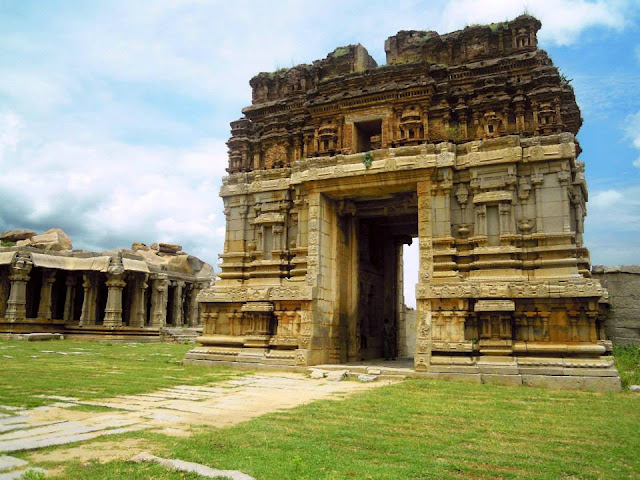 The entrance tower (gopuram) of the Achyutaraya Temple in Hampi