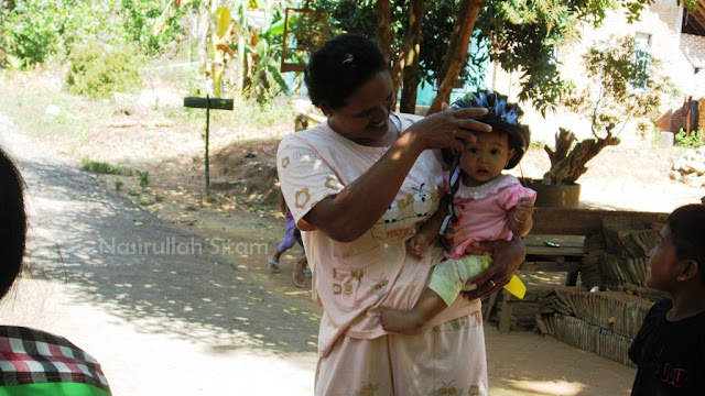 Tingkah lucu anak kecil memakai helm sepedaku