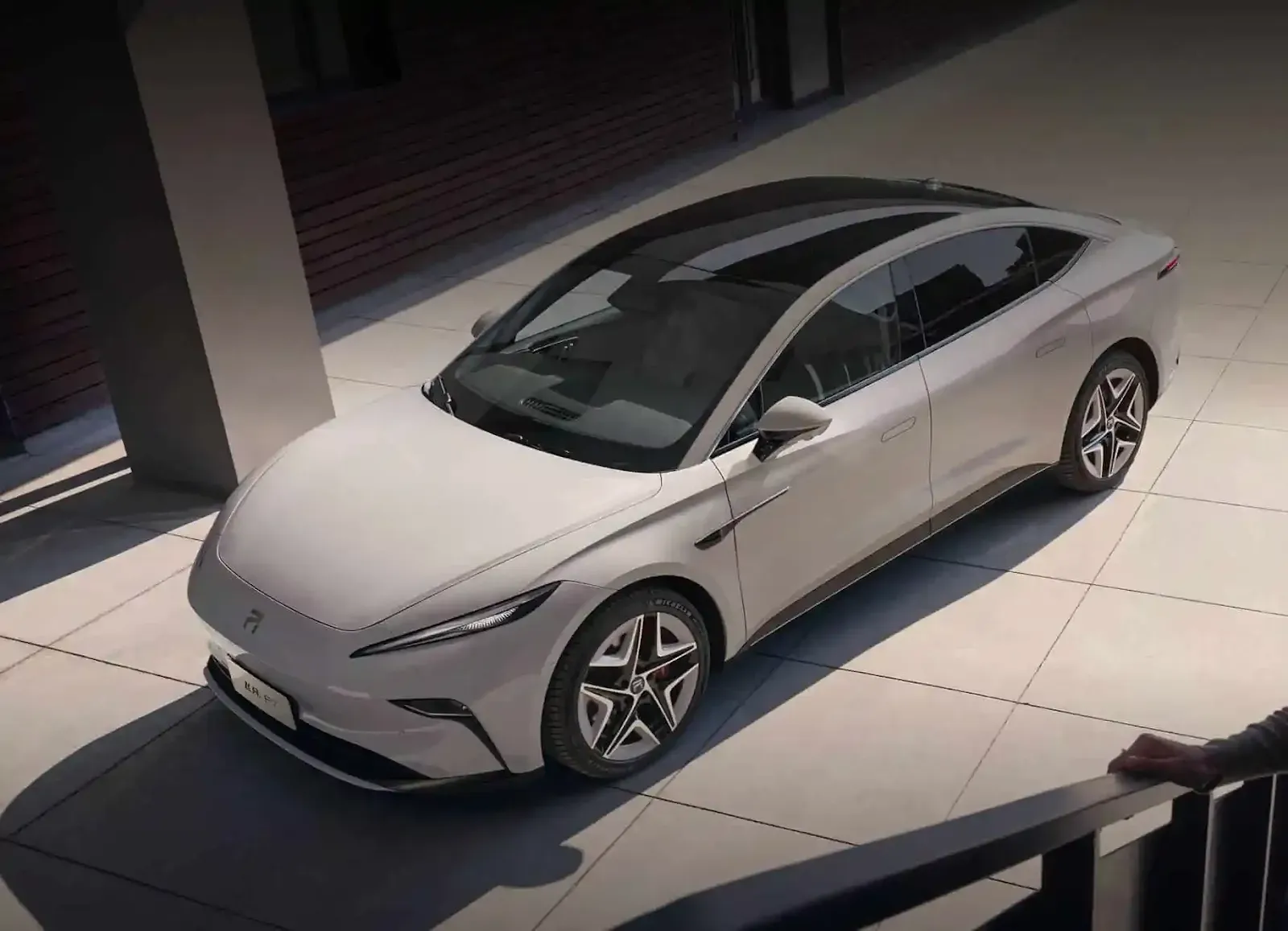 The Rising F7 electric car is only $21,000 with a swappable battery The Rising F7 is a large 5-mile electric sedan with 536hp, 4WD and 666km of battery range for under $21,200! How can there be an electric car with these specifications and at such a competitive price?  Rising Auto belongs to the state-owned company SAIC in China along with other brands such as MG, Roewe and Maxus. Last September, SAIC formed a joint venture with CATL, Shanghai Automobile City and China National Petroleum Corp. to build a national network of stations for battery replacement.  Rising F7 is Rising Auto's second electric car and it's rather big - five meters long. The F7 comes with a battery that can be swapped out within minutes at Rising Power stations across China.  The vehicle comes with a choice of three batteries and two motors. The batteries have a capacity of 64 kWh, 77 kWh, or 90 kWh with a CLTC certified range of 500 km, 576 km, and 666 km respectively.  Customers can choose between a single-engined rear-wheel drive version with 250 kW (335 hp) and 400 Nm of torque, or a dual-wheel drive F7 with 400 kW (536 hp) and 700 Nm of torque. Both cars accelerate from 0 to 100 km/h in 5.7 seconds and 3.7 seconds.  The interior of the Rising F7 Inside, there's a massive 43-inch screen that spans the dashboard rivaling that of the Mercedes-Benz EQE and EQS. The car is powered by Rising OS, an in-house developed operating system powered by the Snapdragon 8155 processor. There are only two physical buttons in the car on the steering wheel, and everything else is operated by touch or voice.  The price of the Rising F7 electric car The cheapest way to own a Rising F7 is to buy one without the battery. Going for the battery lease option brings the price of the car down to just $21,200. Buying the car with the smallest built-in battery will cost at least $30,490 and the most expensive AWD version with the largest battery comes in at $43,800.  No electric car offers the same performance and specs at this price. Is there a problem with the car? Yes and no. The battery swap option may be cheap and the monthly rentals affordable, but at the moment there are only 3 swap stations in China. While the battery swap itself apparently only takes 2.5 minutes, it will be some time before there is an affordable swap station.  As for the quality of the car, the answer is no. SAIC is a state-owned company, and it is one of the top 4 auto manufacturers in China, with combined sales of more than 5 million vehicles annually. The company does not need external financing and has sufficient funds to support new brands. Rising Auto may not be turning a profit anytime soon, but in a few years it will have enough battery-swap stations at these prices to fly its cars out of showrooms.  https://arabtechgate.com/rising-f7-electric-car/