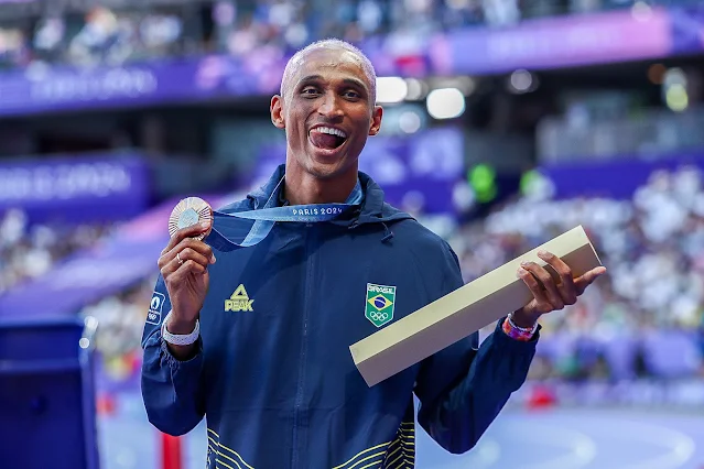 Alison dos Santos volta ao Stade de France e recebe sua segunda medalha olímpica