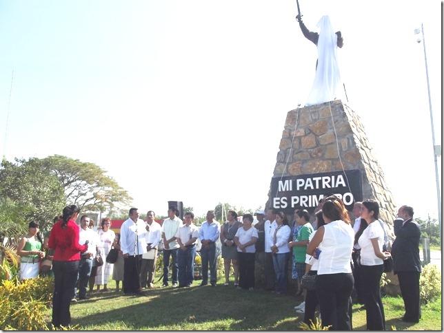 DEVELACION ESTATUA
