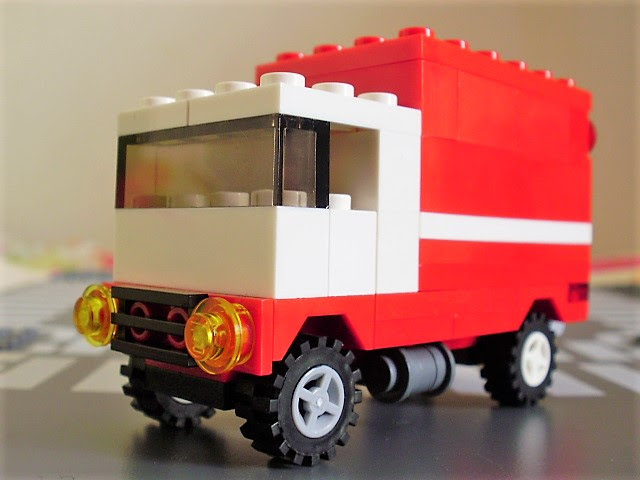 MOC LEGO Camião vermelho e branco