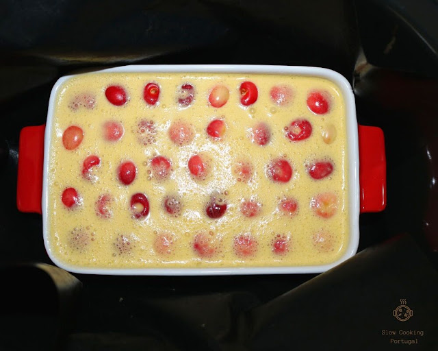 Clafoutis de cereja a cozer na slow cooker