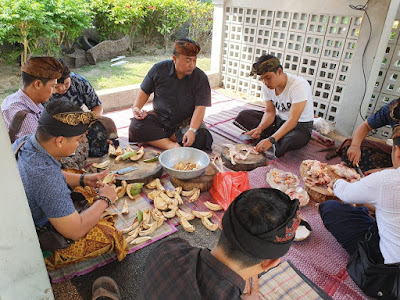 Tradisi Ngelawar Tingkatkan Rasa Kebersamaan