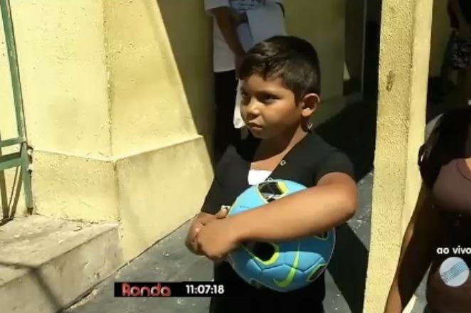 Garoto que teve estaca atravessada no corpo recebe alta do HUT