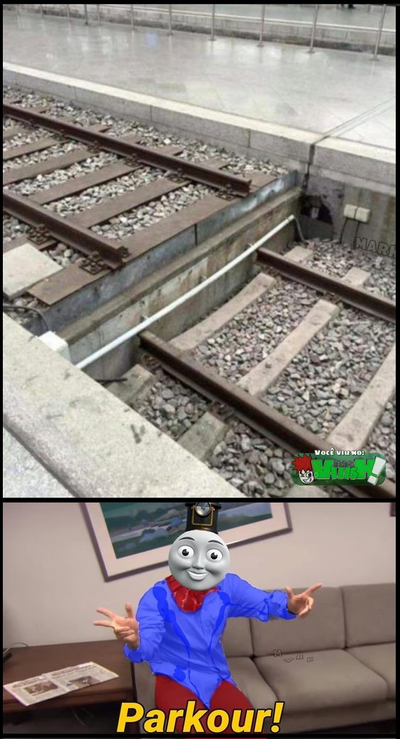Foto de uma linha de trem com um degrau em uma parte e um meme dizendo PARKUR