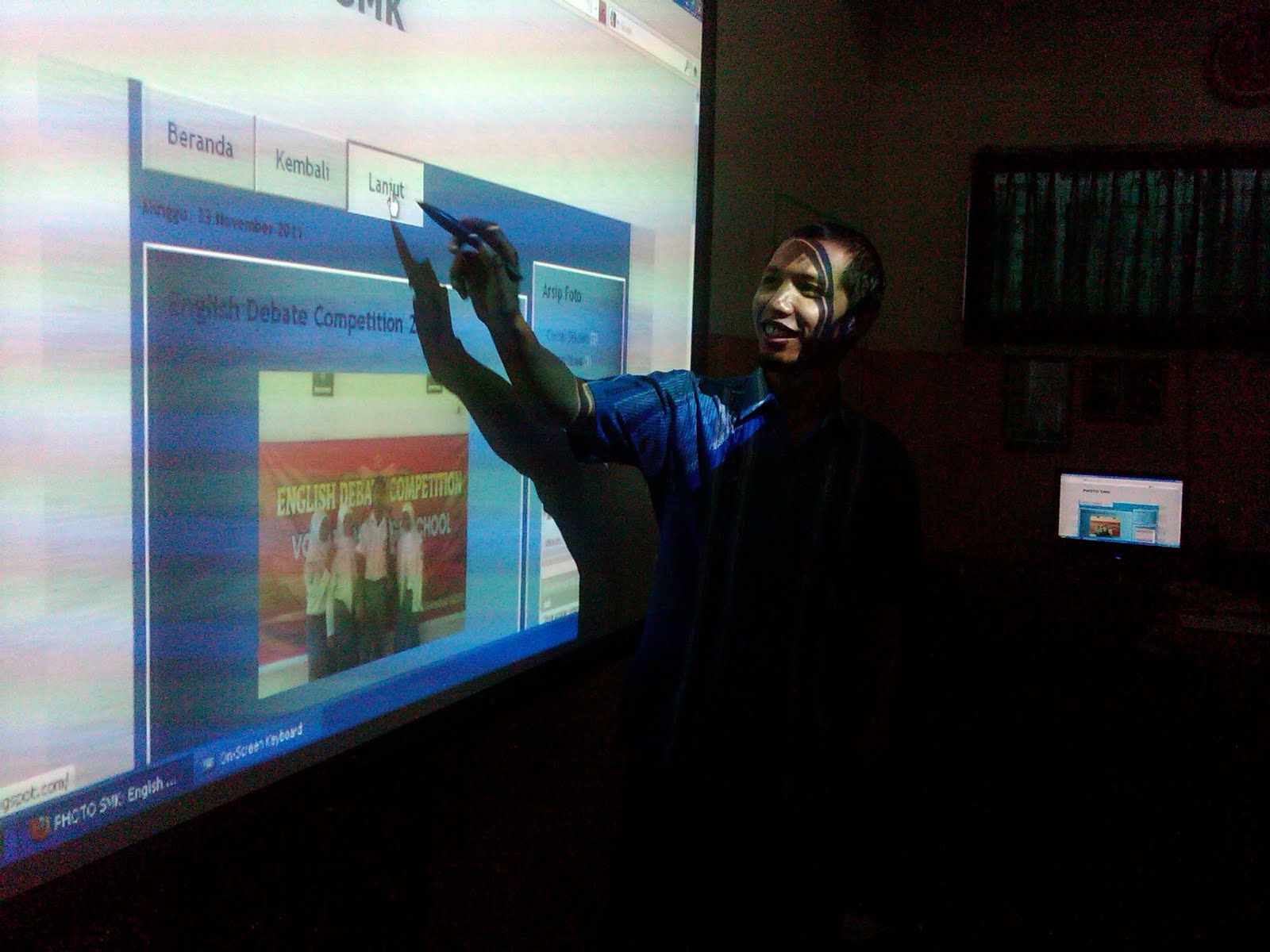 Selain itu penggunaan alat ini juga lebih fleksibel dari projector biasa Hal tersebut disebabkan karena pengguna dapat mengoperasikan PC laptop yang