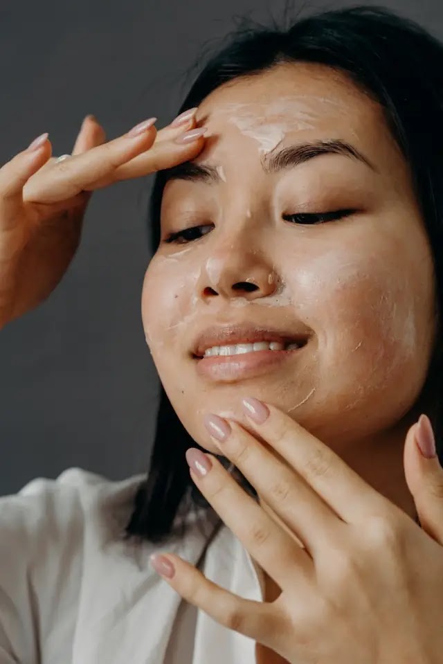 त्वचा की देखभाल बरसात के मौसम में कैसे करें, तैलीय त्वचा से निपटने के 3 सबसे असरदार तरीके। 3 makeup tips for rain