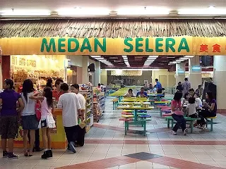 gambar para pelanggan membeli makanan di sebuah medan selera