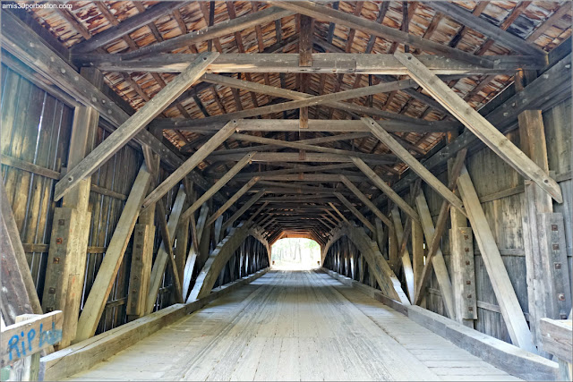 Interior del Puente Cubierto Hemlock Bridge, Maine