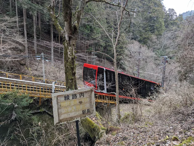登山道から、新しいケーブルカーが見えます。モダンやー