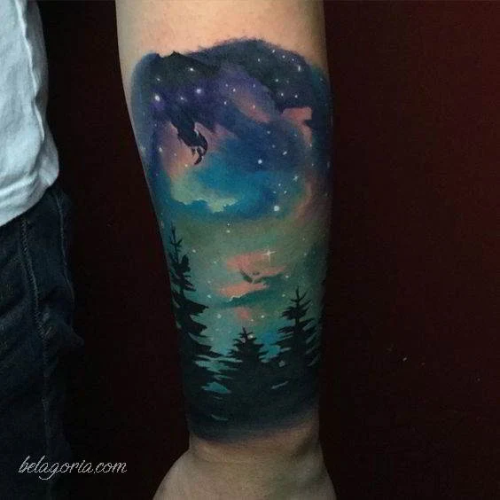 foto con tatuaje de bosque espectaculare