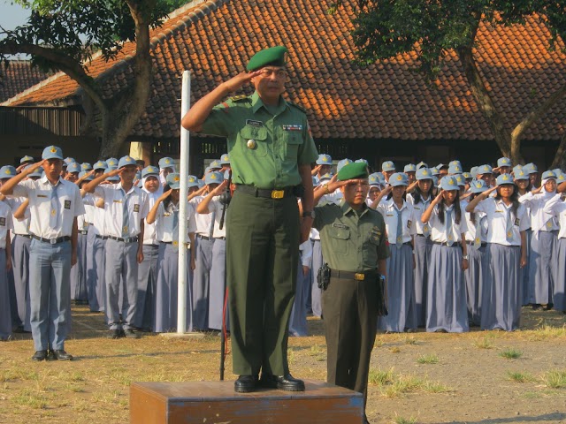 SMU Negeri 1 Mojolaban Upacara bendera bersama TNI