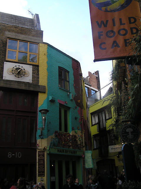 London city walks: Covent Garden and Neal's Yard  by E.V.Pita http://nowlondonnews.blogspot.com/2012/05/london-city-walks-covent-garden-and.html   Paseo en Londres por mercado de Covent   por E.V.Pita