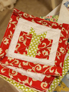 #QuiltBee: quilted gift box potholders