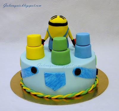 tarta con minion  y cubos apilables