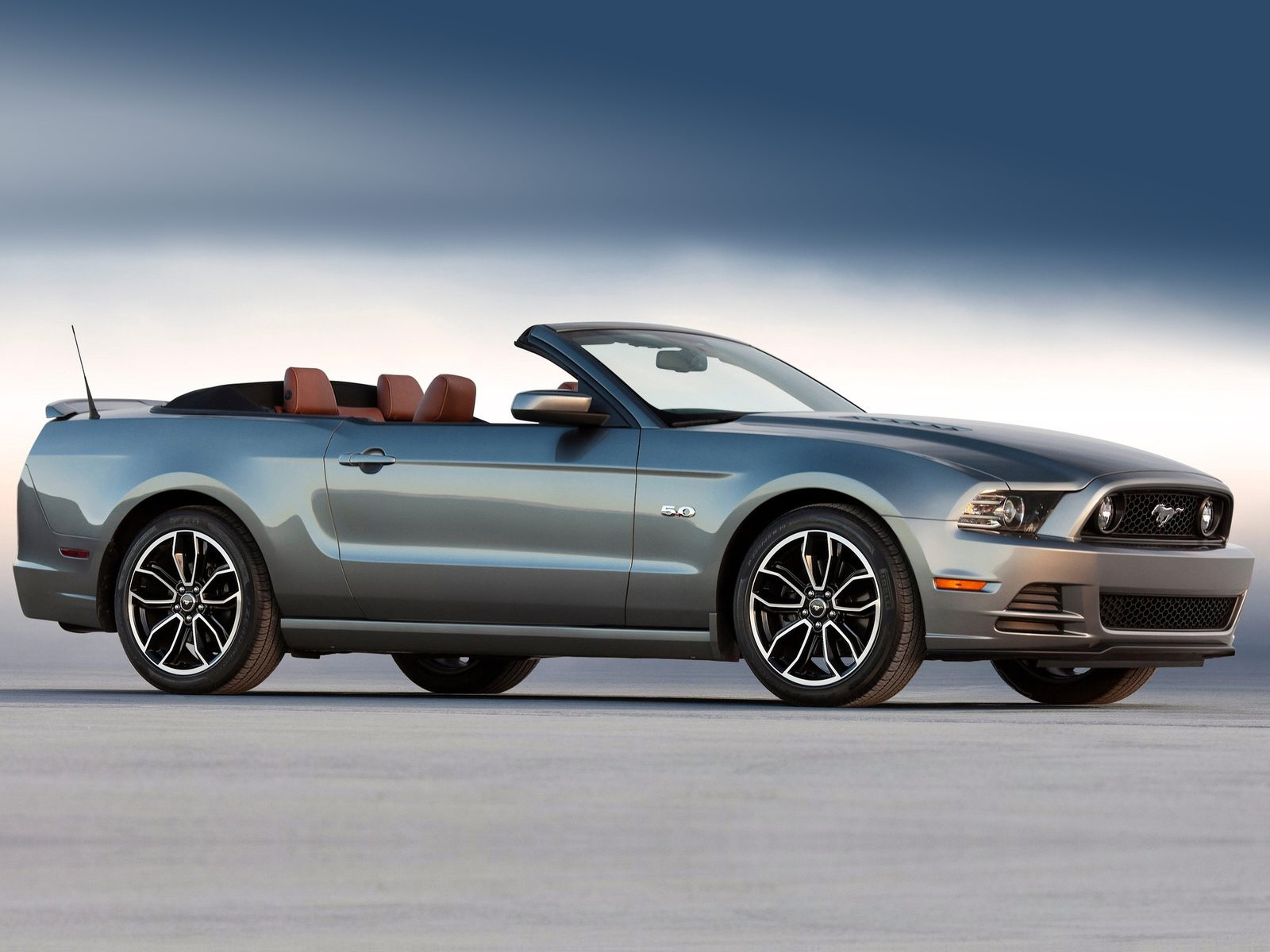 Gambar Mobil Ford Mustang GT 2013