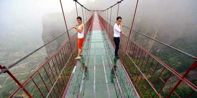 Lewati Jembatan Kaca di Atas Ketinggian 180 Meter, Anda Berani?