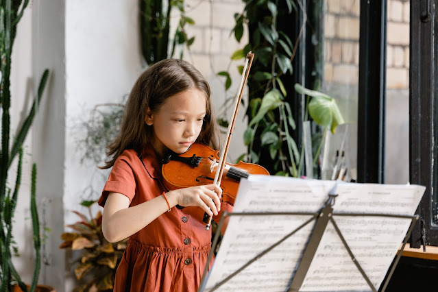 niña tocando violin curiosciencia
