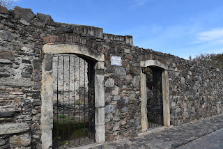  foto da rua com muros de pedras 