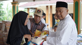 Badran Achsyid Bagikan 2.362 Paket Sembako Kepada Orang Tua Jompo