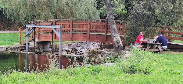 Puente de madera sobre el Río Labrada en el Área recreativa de Gontán