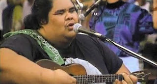 foto de Israel Kamakawiwo tocando seu ukulelê   