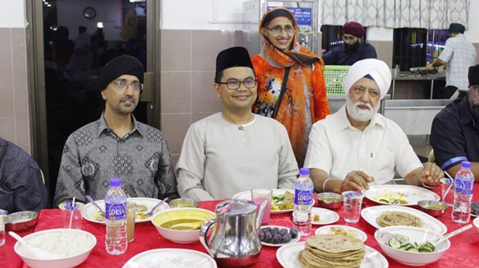 Akmal Nasir berbuka di Gurdwara Sikh