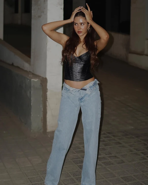 sonam bajwa unbuttoned jeans hot punjabi actress