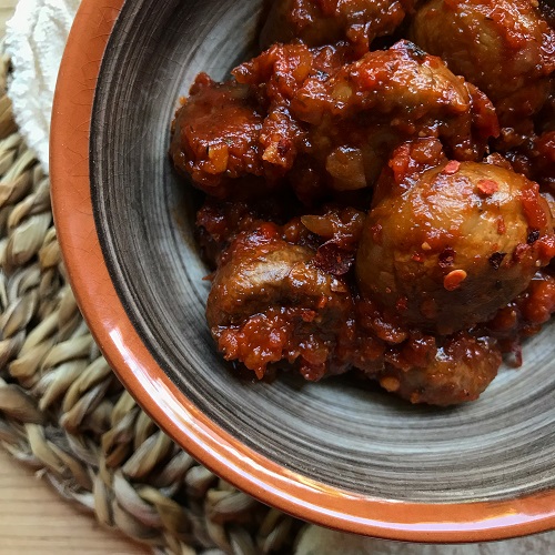 Champignons in Tomaten-Knoblauch-Sugo