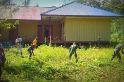 Anggota TNI Bersihkan SMP Negeri 1 Agimuga