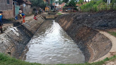 Dansubsektor 21-2 : Pengerukan Endapan Lumpur Sungai Di Pintu Air Rampung Selama 2 Hari