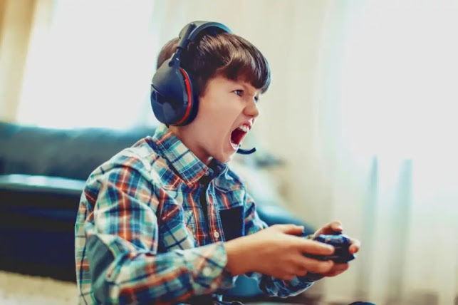 niño enfadado jugando videojuegos