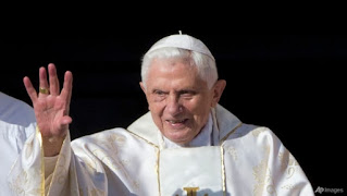 pope-bandict-passes-away