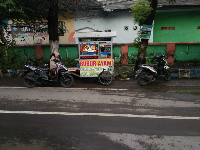 bubur-ayam-akang-h-entis-khas-bandung