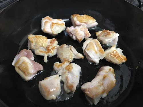 親子丼の鶏肉を焼く