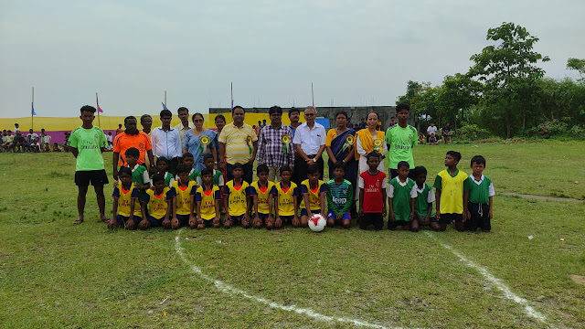 नक्सलबाड़ी बड़ामनीराम जोत प्राथमिक विद्यालय मे एक दिवसीय फुटबॉल प्रतियोगिता का आयोजन।