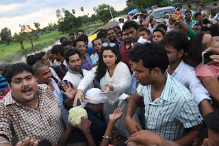 Dinesh Lal Yadav 'Nirahua' & Amrapali Dubey Help front of flood victims