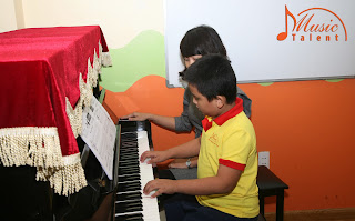 lớp học đàn piano cho mọi người