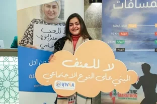 إطلاق برنامج شراكة الشابات من أجل التوعية، الوكالة، المناصرة والمساءلة على تعزيز حقوق الإنسان للشابات في مصر وكينيا وفلسطين وجنوب السودان    يمثل برنامج الشابات من أجل التوعية، الوكالة، المناصرة والمساءلة (YW4A) شراكة جديدة مبتكرة يجري تطبيقها في مصر وكينيا وفلسطين وجنوب السودان. ويهدف البرنامج إلى تعزيز قدرة الشابات ومنظمات حقوق المرأة المحلية على المطالبة بحقوقهن عن طريق الاضطلاع بأدوار قيادية.  ومن خلال الأخذ بنهج متعدد التخصصات، تستعين الشراكة بالمزج بين الدين والعمل النسوي والقانون في التصدي للعنف الجنسي والقائم على النوع الإجتماعي الواسع النطاق، وللقيود التي تواجهها الشابات في المشاركة في دوائر صنع القرار.  ويتمثل الهدف الاستراتيجي لشراكة الشابات من أجل التوعية، الوكالة، المناصرة والمساءلة في الدفاع عن حقوق الشابات في الكرامة والسلامة الجسدية، والمشاركة المتساوية في صنع القرار وتوسيع نطاق تلك الحقوق، وذلك من خلال تنفيذ السياسات العامة والقوانين التي تحقق العدالة الجندرية.  وقد صُمّم هذا البرنامج ويجري تمويله، بوصفه مبادرة مدتها خمس سنوات، بالشراكة مع وزارة الخارجية الهولندية، وبالتشاور مع سفارات حكومة هولندا في البلدان الأربعة التي يركز عليها البرنامج.  وبرنامج الشابات من أجل التوعية، الوكالة، المناصرة والمساءلة، الذي بُني على التعاون بين الشركاء والجهات المعنية على المستوى المحلي والدولي، صممته أربع جهات تشترك معاً في ائتلاف واحد، وهي جمعية الشابات المسيحية العالمية، وEquality Now، وجمعية الشابات المسيحية في فلسطين، وجمعية الشابات المسيحية في كينيا؛ واثنين من الشركاء التنفيذيين، هما جمعية الشابات المسيحية في جنوب السودان ومركز الإبراهيمية للإعلام، وشريكين فنيين، هما المعهد الملكي للدراسات المدارية KIT، وشبكة Faith to Action.  حاجة ماسة إلى قوانين وسياسات تحقق العدالة الجندرية العدالة الجندرية تتطلب المساواة والعدالة الكاملتين بين النساء والرجال في جميع مناحي الحياة، ووضع حد للتمييز بين الجنسين أينما ظهر – سواءاً ضمن نطاق الأسرة أو المجتمع أو الدولة. ويقتضي ذلك أن تكون للمرأة مكانة مساوية للرجل في تحديد وتشكيل السياسات والهياكل والقرارات التي تؤثر على حياتها وعلى المجتمع ككل.  ورغم أن لكل بلد سياقاً فريداً، فإن الشابات في مصر وكينيا وفلسطين وجنوب السودان يواجهن مجموعة واسعة من انتهاكات حقوق الإنسان، والتي تمتد جذورها الى مستويات متعددة من العنف والتمييز. وتشمل تجاربهن المشتركة الاعتداء الجنسي، والتحرش، والتهديد، والاقصاء، والحد من حرية التنقل، والتي تتفاقم بفعل عدم امكانية اللجوء الى القضاء.  ان العنف الجنسي والقائم على النوع الاجتماعي واسع الانتشار ويتخذ أشكالاً عديدة، كتزويج الطفلات/ الاطفال، والزواج المبكر والقسري، والعنف المنزلي، والعنف الجنسي، وتشويه الأعضاء التناسلية للإناث، والإتجار بالبشر، والإكراه الجنسي والإستغلال. العنف الجنسي والقائم على النوع الاجتماعي بطبيعته الجوهرية يعوّق قدرة الشابات على التعبير والمشاركة الكاملة في المجتمع وإطلاق العنان لـكامل إمكاناتهن.  وكثيراً ما تُستخدم الأعراف والتقاليد الثقافية السلبية لتبرير اضطهاد النساء والفتيات وتعزيزه، حيث يتبنى أعضاء المجتمعات المحلية بمن فيهم الزعماء الدينيون مواقف تمييزية تتسم بالهيمنة الذكورية. وهذا يعرقل الجهود المبذولة لسدّ الفجوات في تدابير الحماية القانونية والوصول إلى القضاء، كما هو الحال بالنسبة للقوانين المتعلقة بالعنف الجنسي، وقوانين الأسرة التي تتسم بالتمييز ضد المرأة في الزواج والطلاق والوصاية على الأطفال وحقوق الملكية والميراث.  والمعايير الاجتماعية متحيزة ضد تبوّء الشابات للمناصب القيادية، وكثيراً ما تُسكت أصواتهن داخل المنزل وفي المجتمع المحلي والمساحات العامة. وتُفرض القيود على تمكينهن، إذ أن القرارات الرئيسية المتعلقة بحياتهن، في المجالين العام والخاص على حد سواء، يتخذها الرجال نيابة عنهن.  مصـــر تعاني النساء في مصر من مستويات عالية من التمييز الجندري والعنف القائم على النوع الإجتماعي بالرغم من الإصلاحات التشريعية التي ترمي إلى كفالة حقوق المرأة، بما فيها الحقوق السياسية. وتفيد هيئة الأمم المتحدة للمرأة بأن نسبة ٩٩,٣٪ من النساء قد تعرَّضن لشكل من أشكال التحرُّش. وعلاوة على ذلك، فمشاركة الإناث منخفضة في قوة العمل وفي دوائر صنع القرار.  كينيــــا تلتزم كينيا بأطر دولية وإقليمية لحقوق الإنسان ولديها قوانين صارمة على الصعيد الوطني، ولكن تلك الأطر والقوانين لم تترجم بعد إلى واقع بالنسبة للنساء والفتيات. فعلى الرغم من الإنجازات الكبيرة التي تحققت في القوانين المتعلقة بالمساواة الجندرية والعنف الجنسي، فإن ضعف التنفيذ والتنسيق المحدود يؤديان إلى الإفلات من العقاب ونقص تمثيل النساء على مستوى القيادة السياسية. وتشير التقديرات إلى أن نسبة ٤٠% من النساء على الأغلب سيتعرضن للعنف الجنسي والقائم على النوع الاجتماعي خلال حياتهن.  فلسطين تبيَّن من تحليل أجرته المقررة الخاصة المعنية بحقوق المرأة في الأمم المتحدة، أن ارتفاع مستويات العنف الجنسي والقائم على النوع الاجتماعي في فلسطين هو نتيجة المعايير الذكورية التقليدية. وغالباً لا يتم الإبلاغ عن حالات العنف تحاشياً للوصم، وحفاظاً على "شرف" الأسرة، وخوفاً من العمليات الانتقامية.  ينتشر العنف المنزلي على نطاق واسع، إذ يفيد الجهاز المركزي للإحصاء الفلسطيني بأن نسبة ٢٩٪ من النساء المتزوجات قد تعرضن للعنف النفسي أو الجسدي أو الجنسي من قبل أزواجهن.  جنوب السودان يحتل القانون العرفي مكاناً مركزياً في المجتمع الذكوري التقليدي في جنوب السودان، حيث يترأس الرجال الأسر والمجتمع، ويُقصون النساء والفتيات عن عملية صنع القرار. وتتعرض حوالي ٦٥٪ من النساء والفتيات للعنف الجسدي أو الجنسي خلال فترة حياتهن، وفقاً لليونيسيف، وأكثر أشكاله شيوعاً هو العنف من قبل الأزواج أو الشركاء الحميميين. ويعتبر العنف المنزلي من المسائل الخاصة ونادراً ما تتدخل الشرطة أو تحصل الناجيات على العدالة.  شراكة فريدة تحقق التغيير  تعتبر الشابات في جوهر برنامج الشابات من أجل أجل التوعية، الوكالة، المناصرة والمساءلة. فلدى الشابات إمكانيات هائلة للتغلب على العوائق التي تواجهنها. ويركز البرنامج على تعزيز قدراتهن في المجالات القانونية والمناصرة، وتنمية المهارات، وإيجاد مناخ مؤاتٍ للحصول على حقوقهن. وهذا يشمل تهيئة بيئة قانونية داعمة وعقد تحالفات مع الفعاليات الدينية.   وتوضح ثاباني سيباندا، منسقة الشراكة العالمية للشابات من أجل التوعية، الوكالة، المناصرة والمساءلة، "ان وضع الشابات في المجتمع لا يقتصر على بُعد واحد. وينطبق هذا خاصةً فيما يتعلق بالتصدي للعنف الجنسي والقائم على النوع الاجتماع. وبالتالي، فإن سبل مواجهة العوائق التي تمنعهن من الحصول على حقوقهن الانسانية متعددة الأبعاد، وكثيراً ما تتطلب حلولاً متعددة".  "شراكة الشابات من أجل من أجل التوعية، الوكالة، المناصرة والمساءلة، هي ثمرة إدراكنا ان التغيير التحويلي لا يمكن ان يحدث إلا من خلال شراكات تتجاوز حدود البرامج التقليدية. وتمثلت رؤيتنا لدى تأسيس هذه المبادرة في الجمع بين المناصرات/ين من قطاعات مختلفة، يخضن ويخوضون المعركة ذاتها، لإحداث تغيير في واقع الشابات. وهذه الشراكة هي مزيج فريد من الخبيرات واالخبراء اللواتي/الذين يتعاملن/ون مع الأبعاد المختلفة التي تواجهها الشابات فيما يتعلق في مشاركتهن في صنع القرار وكرامتهن الجسدية".  وترى نايت آجنس واني، وهي من المدافعات عن حقوق الشابات في جنوب السودان، أن "برنامج الشابات من أجل التوعية، الوكالة، المناصرة والمساءلة قد غيَّر تماماً نظرتي الى نفسي كإمرأة ضعيفة خائفة إلى ان أرى نفسي امرأة قوية! فأنا الآن أستطيع التشبث بشجاعة بحقوقي وحقوق النساء الأخريات في بلدي والدفاع عنها. لقد اكتسبت الثقة اللازمة للمشاركة في فرص القيادة السياسية وأريد أن اصبح عضواً في البرلمان يوماً ما. وأنا على أهبة الاستعداد لخوض هذا السباق".