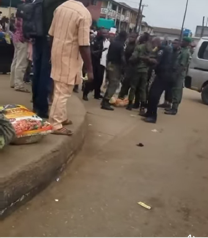 Soldier  Man Beat Up Policemen At Ikorodu Bus-Stop Over A Bag Of Rice (Video) 